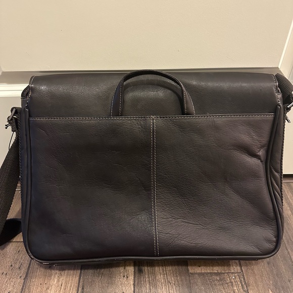 (NWT) Kenneth Cole Reaction Messenger bag - Picture 5 of 7